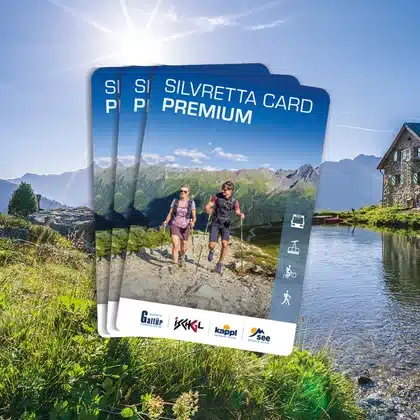 Drei Silvretta Card Premiums mit Wanderern, die den Sommerurlaub in der Bergwelt von Ischgl genießen.